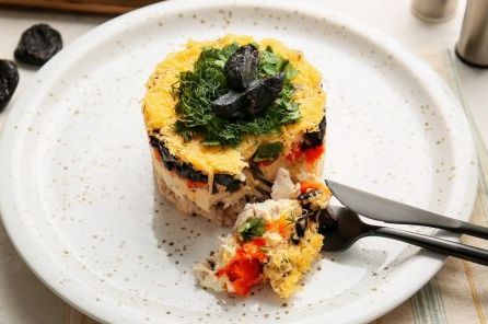 20 дуже смачних салатів із копченою куркою та ананасом