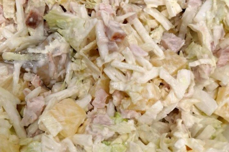 20 дуже смачних салатів із копченою куркою та ананасом