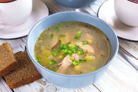 20 дуже смачних салатів із копченою куркою та ананасом