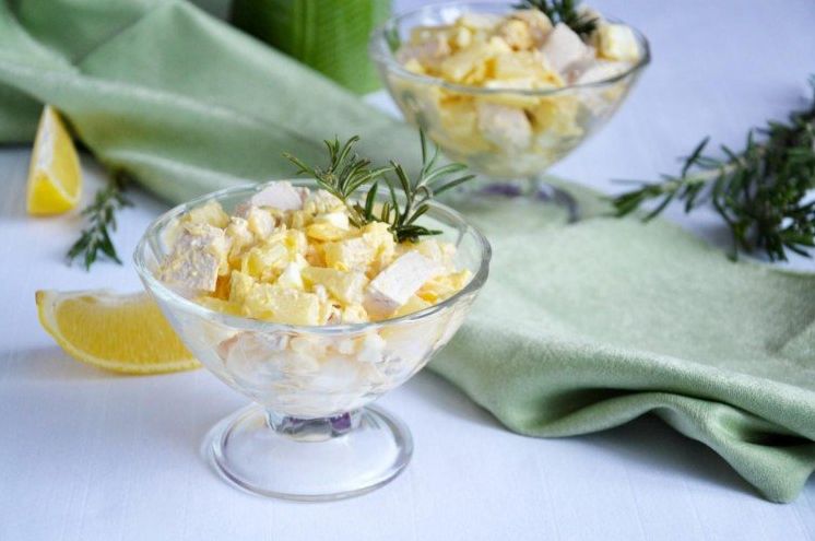 20 дуже смачних салатів із копченою куркою та ананасом