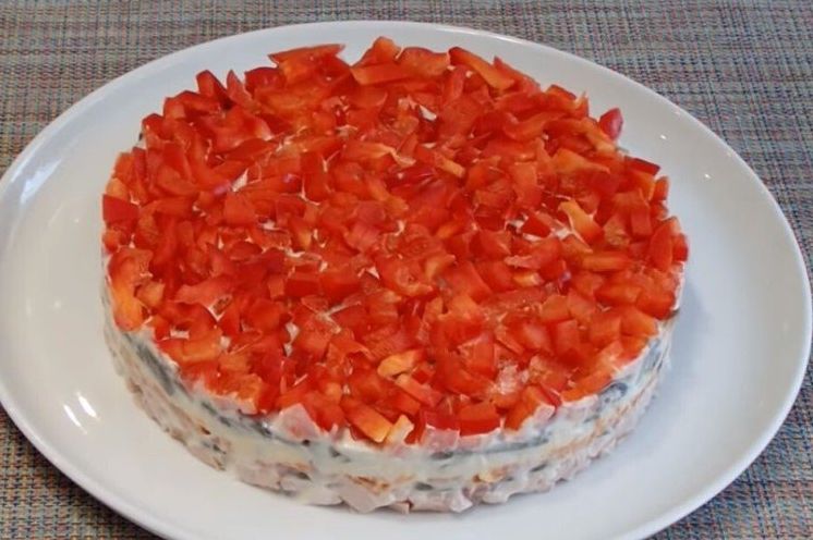 20 дуже смачних салатів із копченою куркою та ананасом