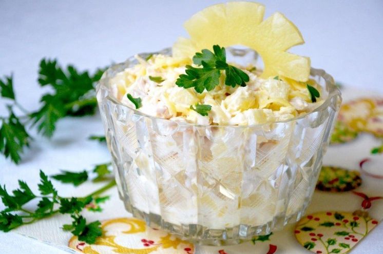 20 дуже смачних салатів із копченою куркою та ананасом