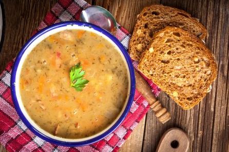 20 дуже смачних салатів із копченою куркою та ананасом