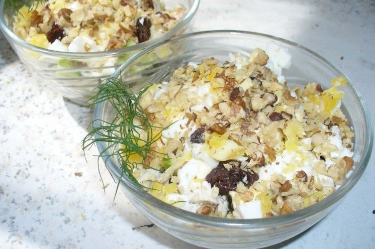 20 дуже смачних салатів із копченою куркою та ананасом