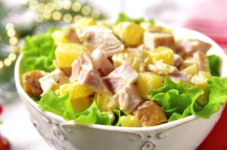 20 дуже смачних салатів із копченою куркою та ананасом
