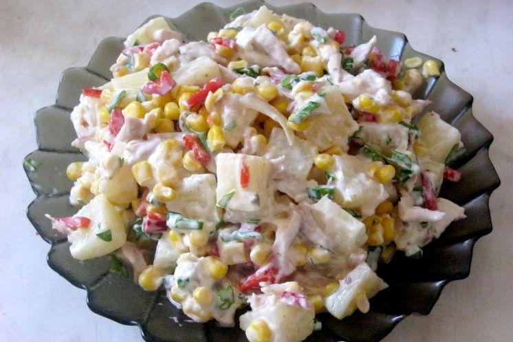 20 дуже смачних салатів із копченою куркою та ананасом