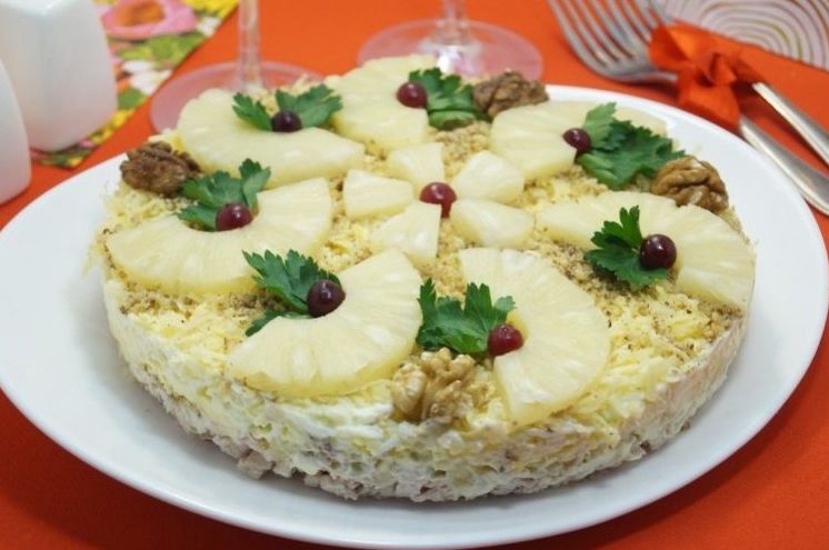 20 дуже смачних салатів із копченою куркою та ананасом