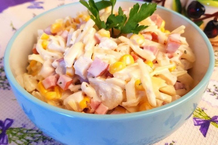 20 дуже смачних салатів із копченою куркою та ананасом