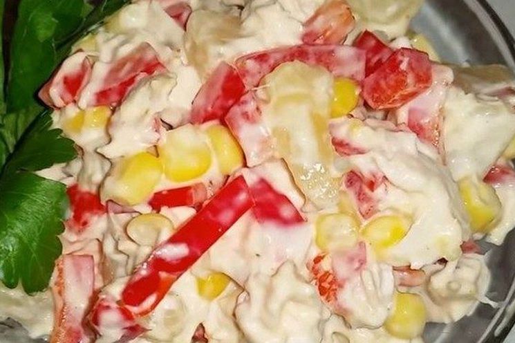 20 дуже смачних салатів із копченою куркою та ананасом