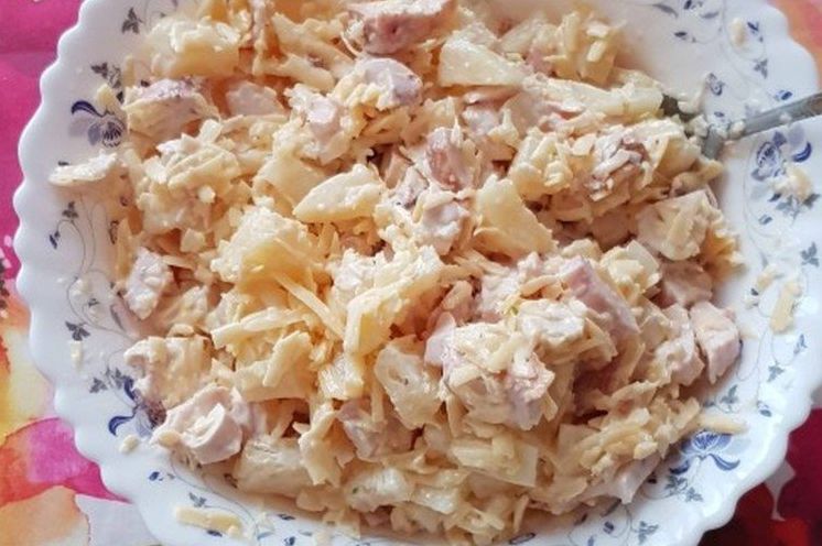 20 дуже смачних салатів із копченою куркою та ананасом