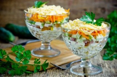 20 дуже смачних салатів із копченою куркою та ананасом