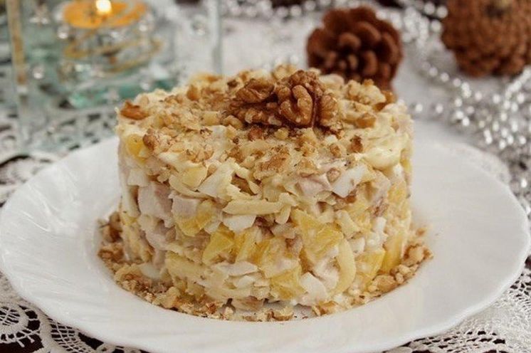 20 дуже смачних салатів із копченою куркою та ананасом