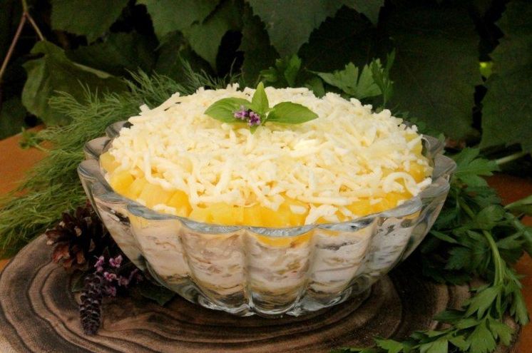 20 дуже смачних салатів із копченою куркою та ананасом